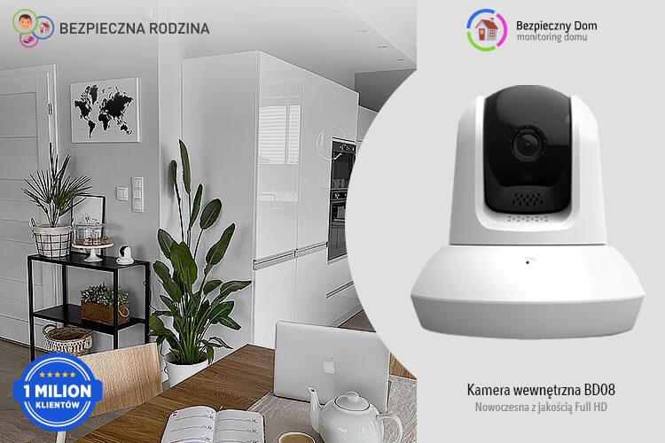 Biała kamera wewnętrzna BD.08 oraz widok na elegancko urządzone wnętrze z białymi meblami w kuchni na wysoki połysk, drewnianym stołem, na którym stoi komputer, biały imbryk oraz zeszyt i czarna niewielka półka na której ustawione są kwiaty i biała kamera wewnętrzna od Bezpiecznej Rodziny