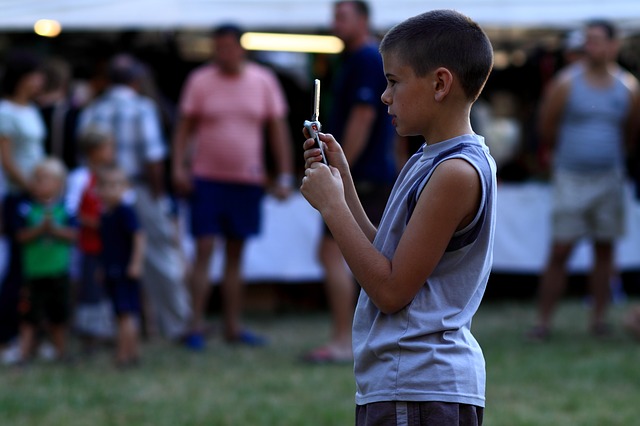 Dziecko korzystające z aplikacji Gdzie Jest Dziecko na smartfonie