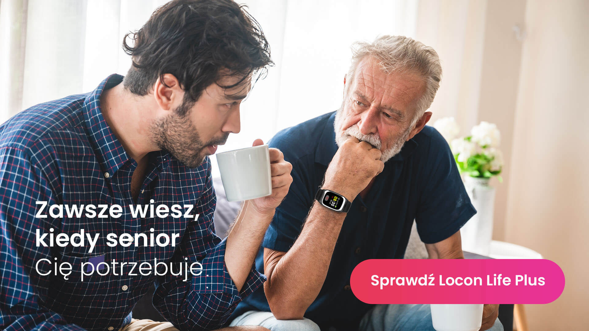 Funkcja Odwiedziny u seniora w aplikacji Bezpieczna Rodzina, czyli starszy mężczyzna z opaską Locon Life Plus oraz odwiedzający go wnuczek