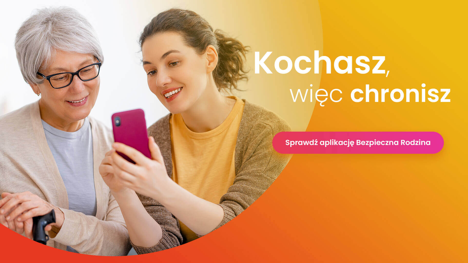Młoda kobieta pokazująca swojej babci, jak działa aplikacja Bezpieczna Rodzina