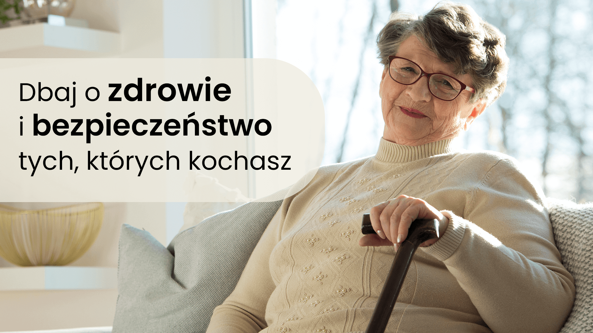 Starsza kobieta siedząca na łóżku podpierająca się laską