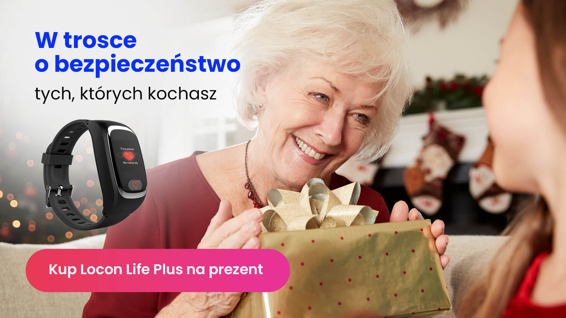 Co kupić babci pod choinkę najlepsze pomysły na prezenty, czyli starsza kobieta odbierająca prezent świąteczny z rąk wnuczki
