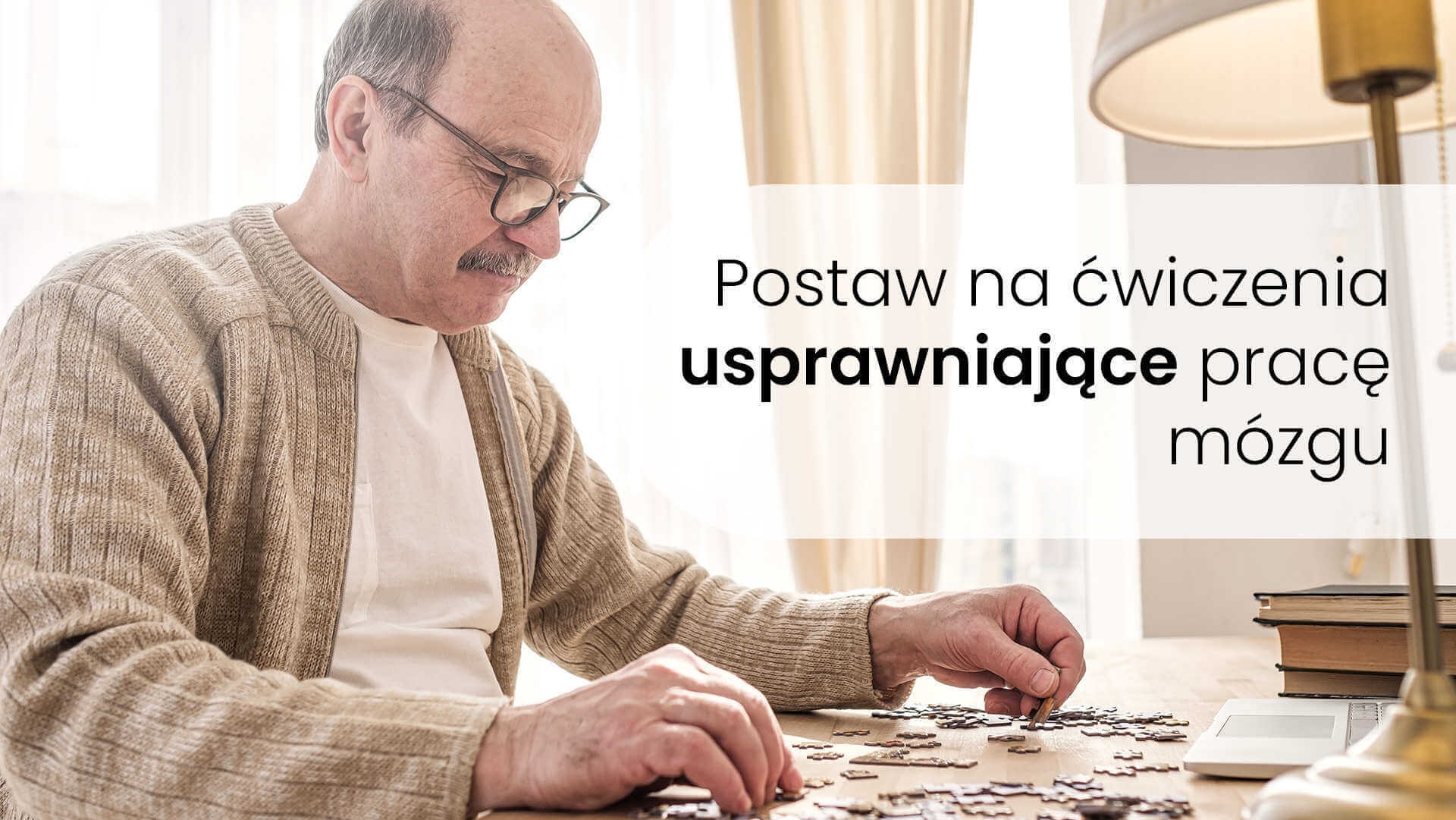 Mężczyzna układający puzzle
