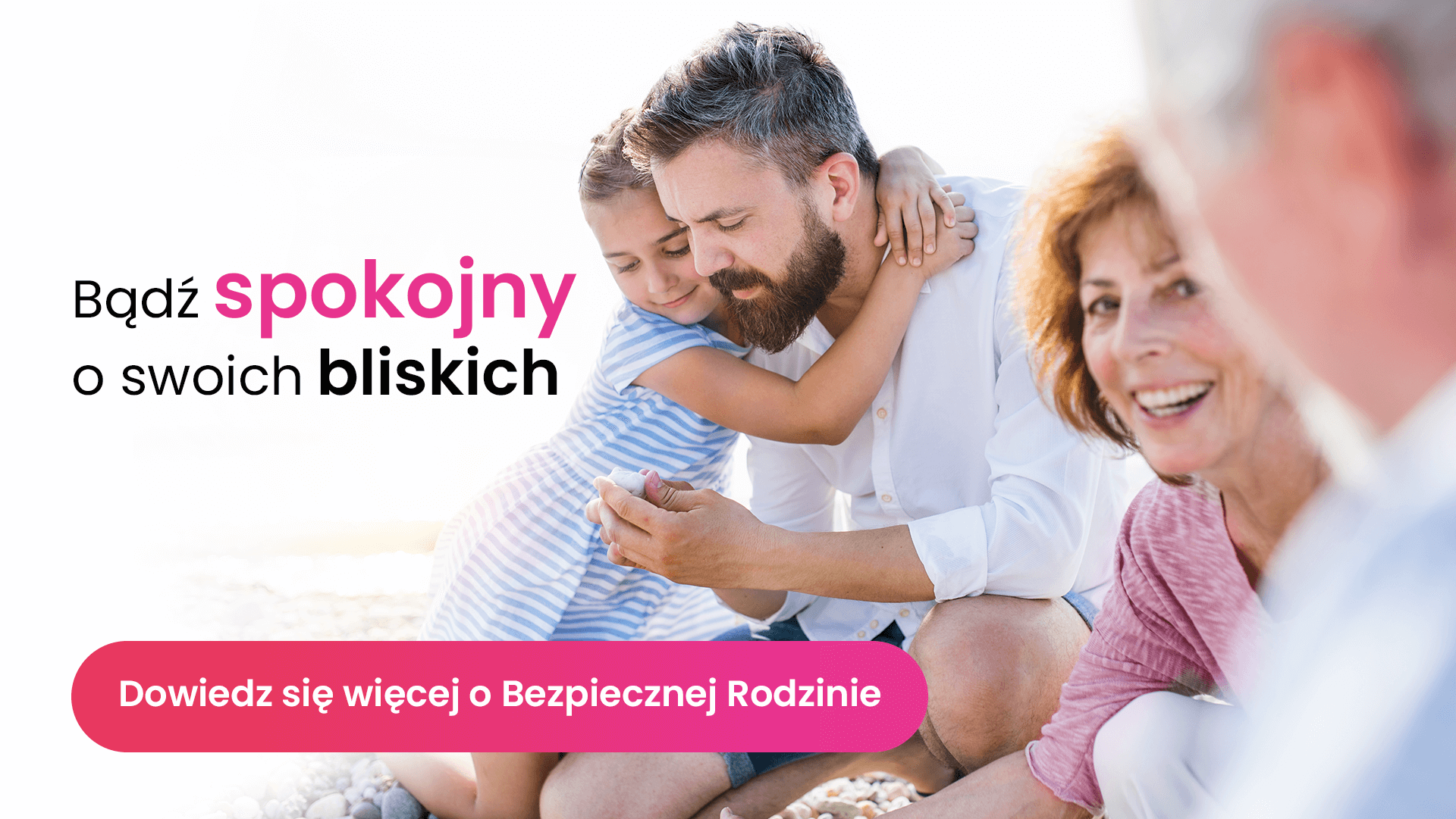 Dlaczego aplikacja Bezpieczna Rodzina, poznaj 4 powody, czyli szczęśliwa rodzina przebywająca na plaży