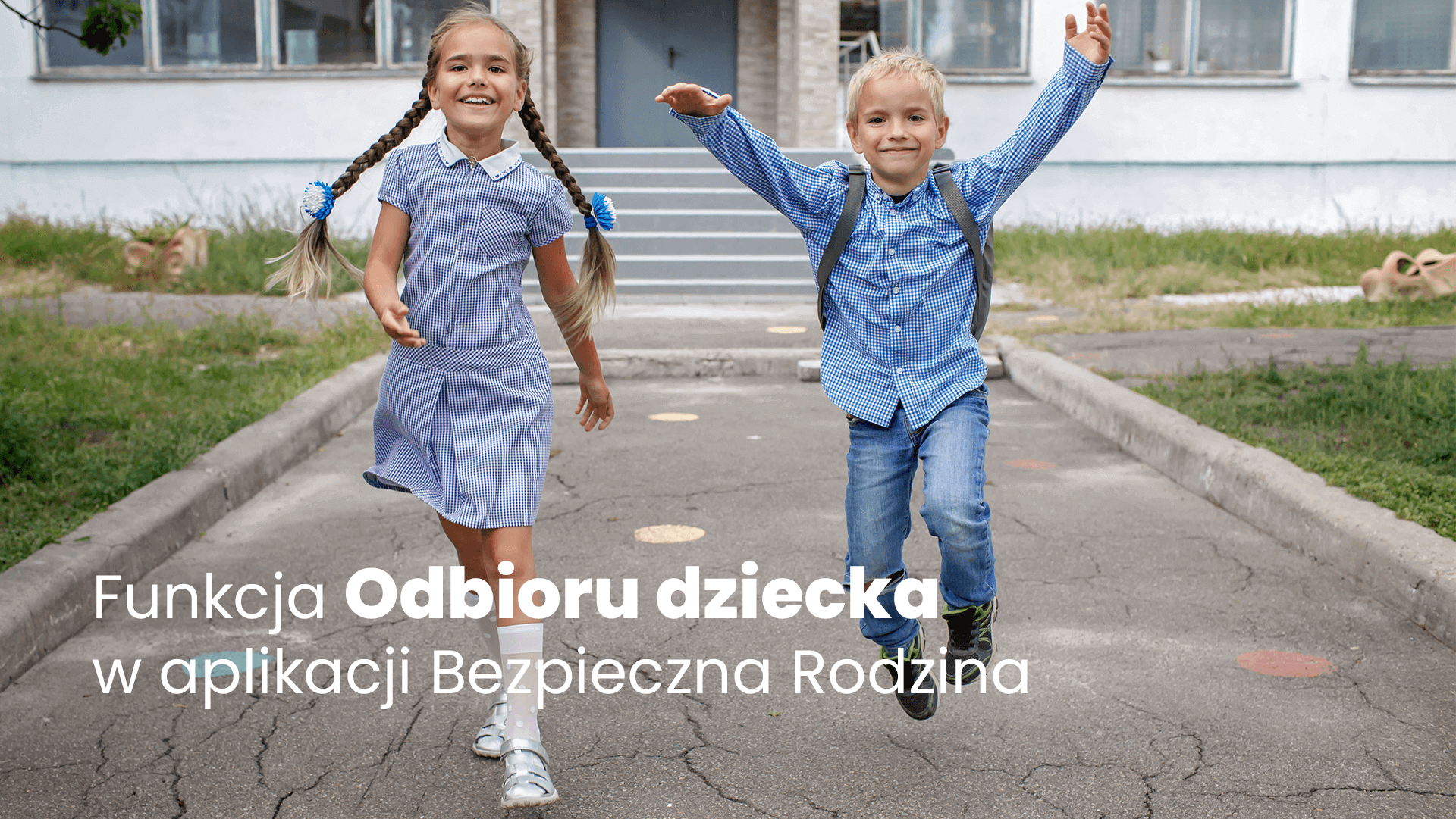 Funkcja odbiór dziecka w aplikacji Bezpieczna Rodzina, czyli dwoje dzieci radośnie wychodzących ze szkoły
