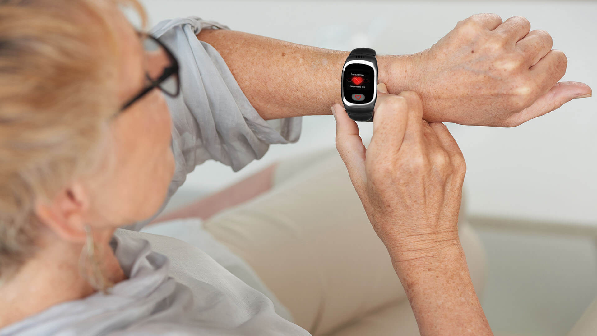 Jaki smartwatch z lokalizatorem, poradnik, czyli kobieta z opaską Locon Life Plus na nadgarstku