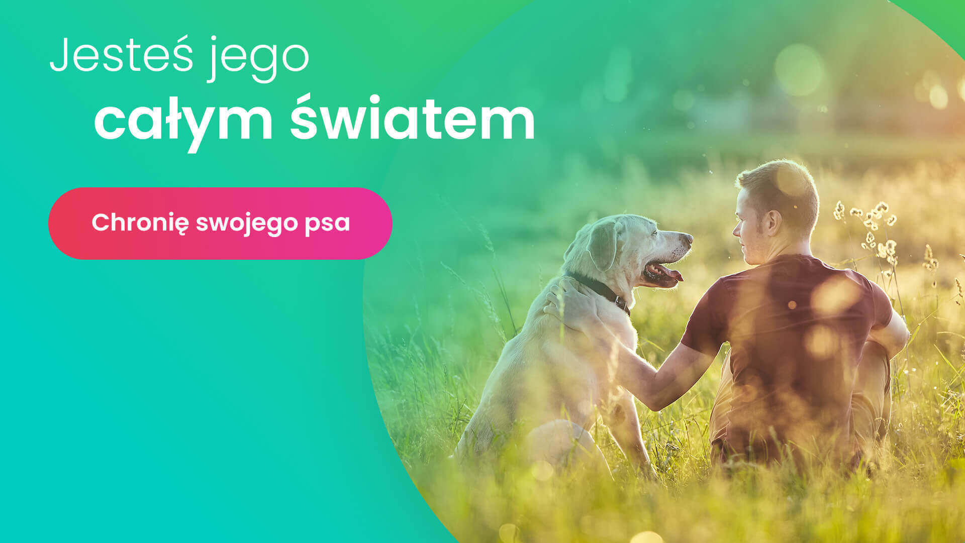 Mężczyzna siedzący na polanie w towarzystwie swojego psa wyposażonego w lokalizator GPS dla psa Locon Dog