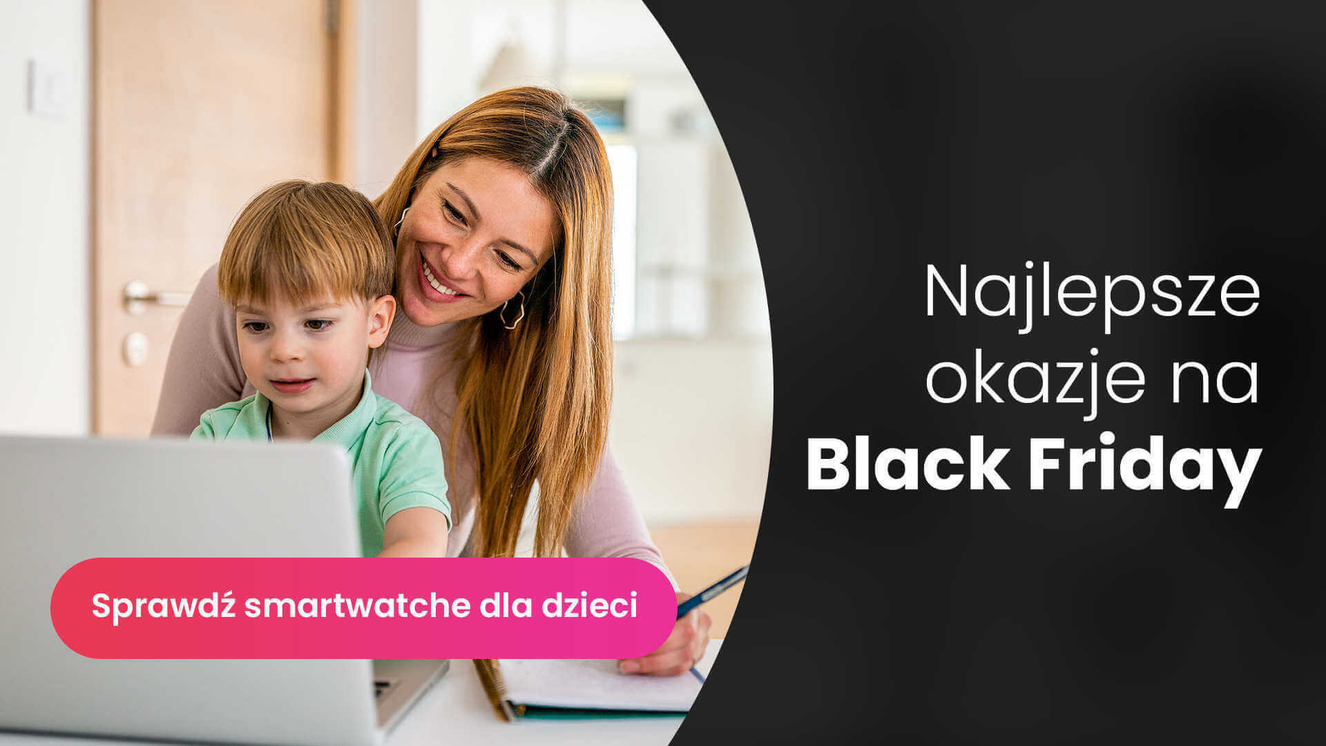 Młoda mama siedząca z dzieckiem przed komputerem, kupująca kilkuletniemu synowi zegarek GPS Locon Watch