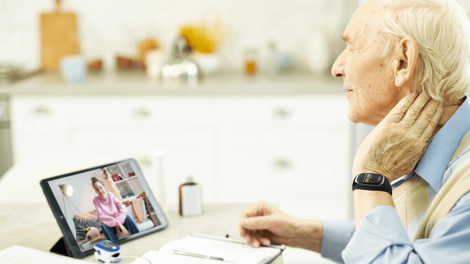 Mężczyzna z opaską Locon Life Plus na nadgarstku, rozmawiający przez internet z wnuczką