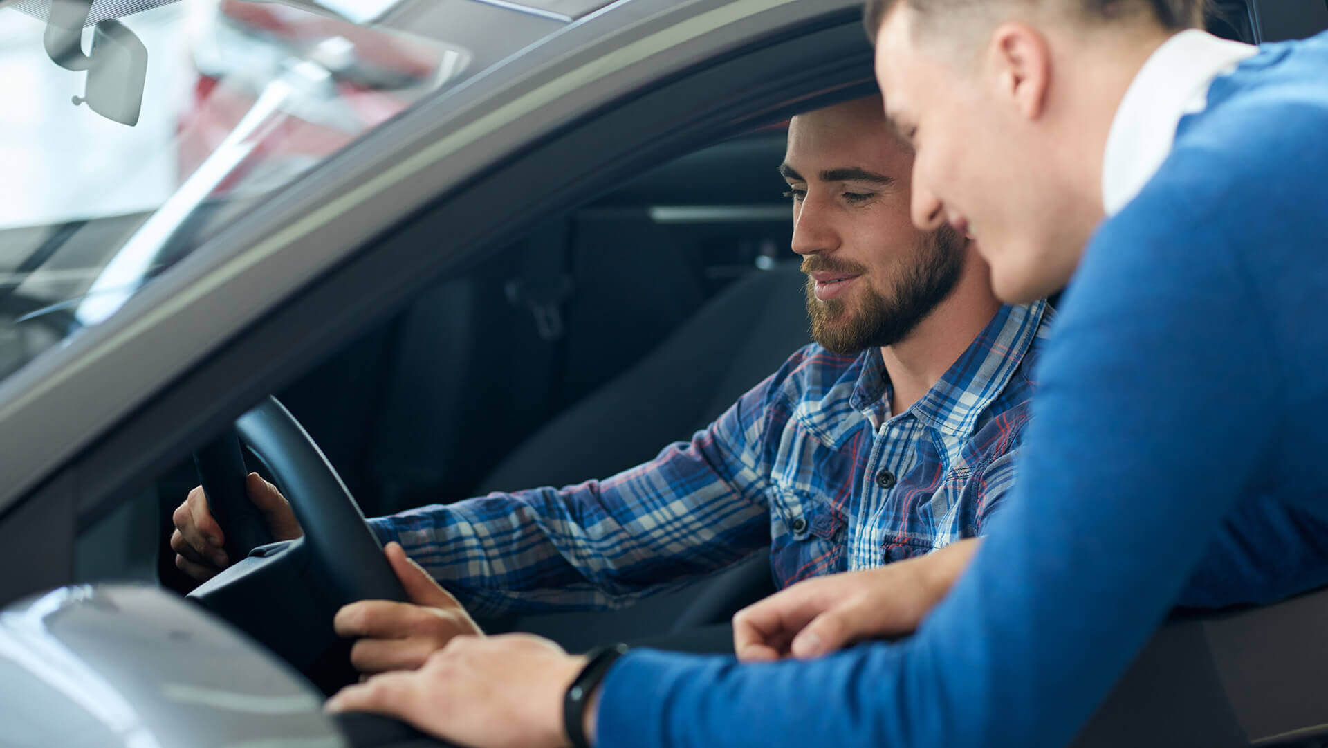 Mężczyźni montujący w samochodzie lokalizator GPS do auta