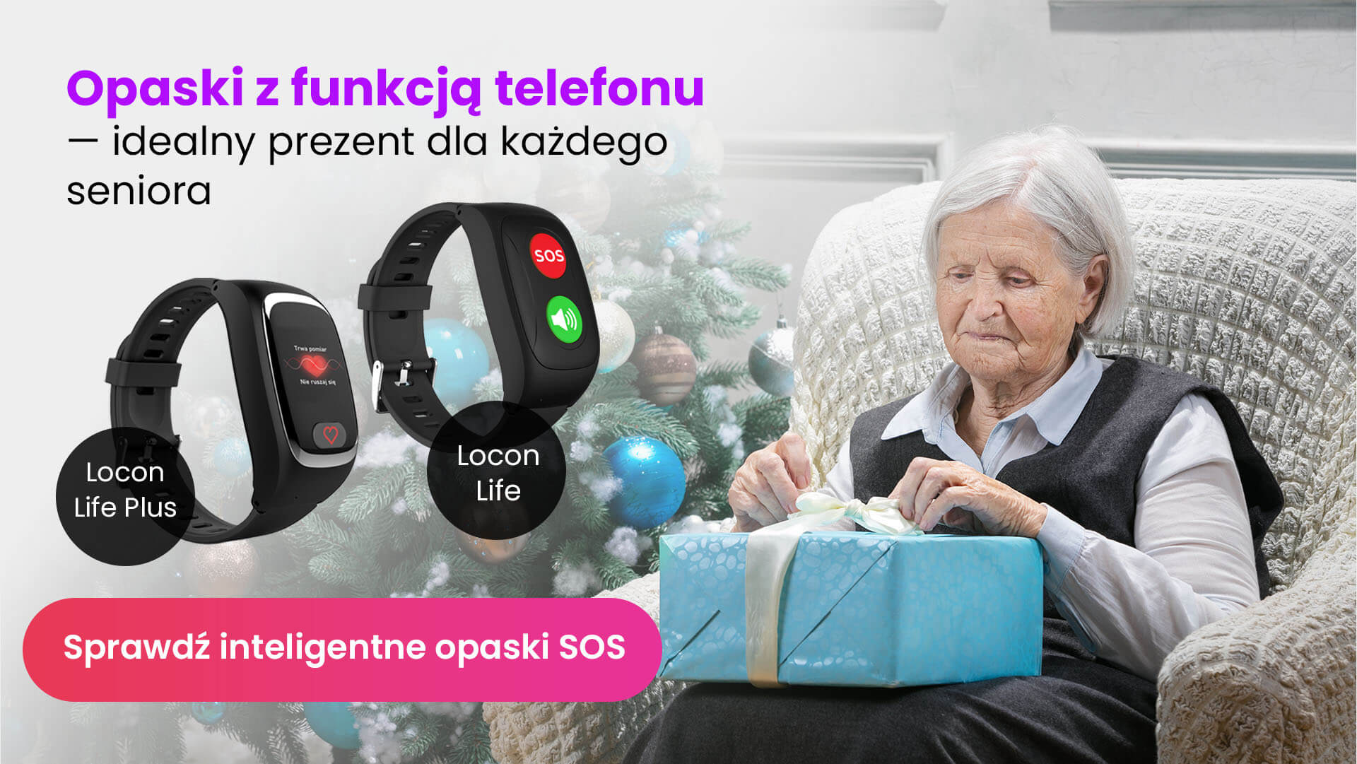 Starsza kobieta siedząca w fotelu, otwierająca prezent i opaski SOS dla seniora Locon