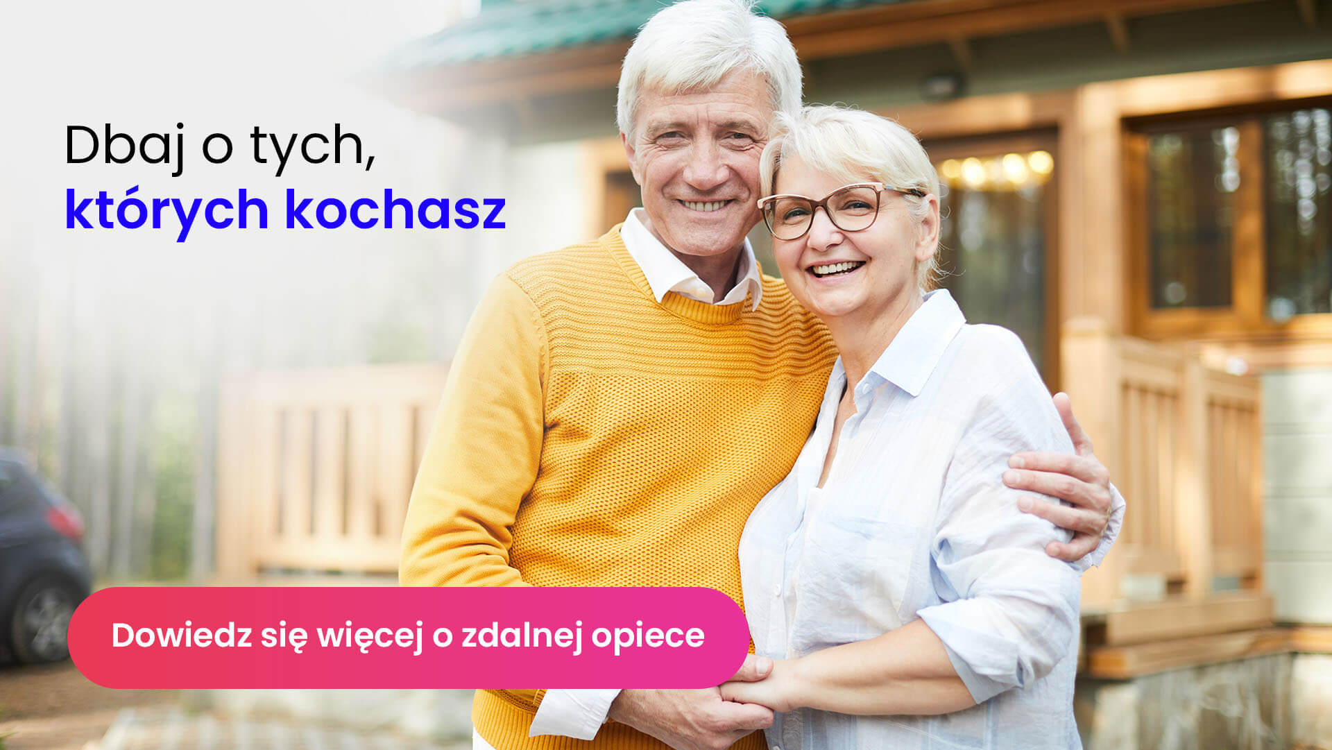 Prezent dla babci i dziadka podarunki na każdą okazję, czyli dwoje seniorów przytulających się do siebie przed jednorodzinnym domem