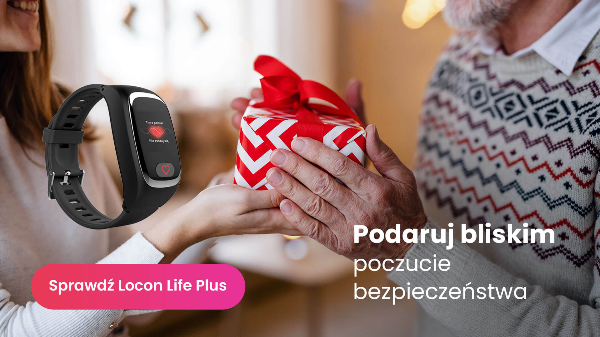 Pudełko prezentowe przekazywane do rąk starszego mężczyzny