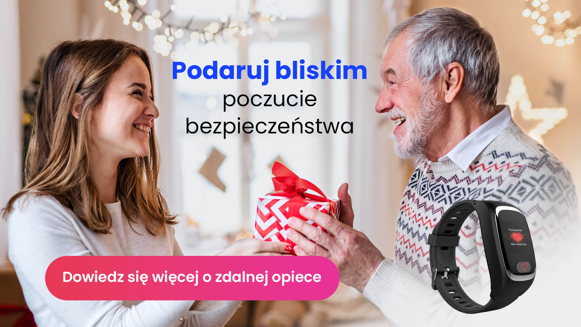 Prezent pod choinkę dla dziadka, czyli dorosła wnuczka dająca swojemu dziadkowi podarunek