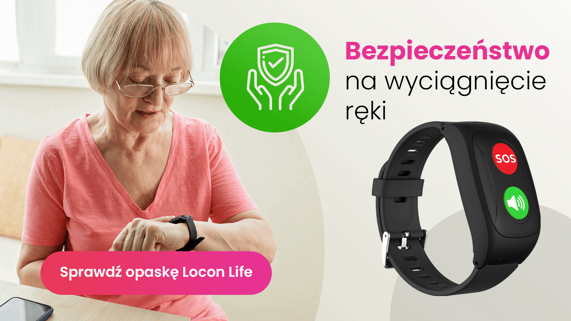 Starsza kobieta w okularach i różowej bluzce, patrząca na opaskę Locon Life, którą ma na nadgarstku