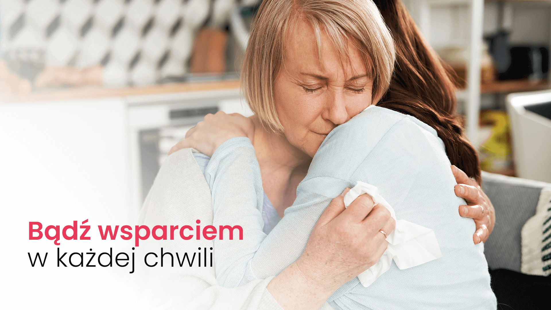Starsza kobieta obejmowana przez córkę