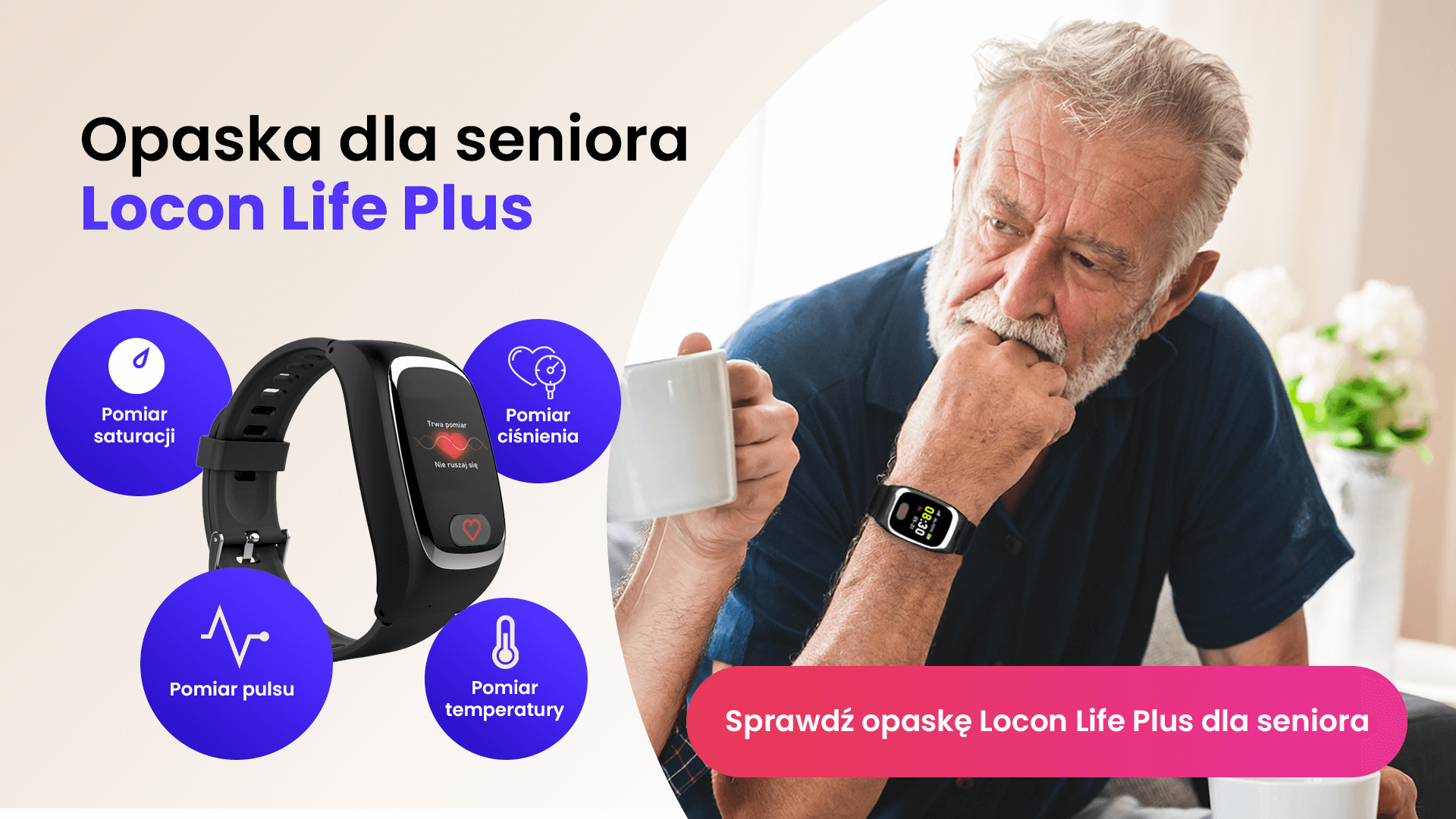 Starszy mężczyzna siedzący na kanapie, z opaską dla seniora Locon Life Plus na nadgarstku