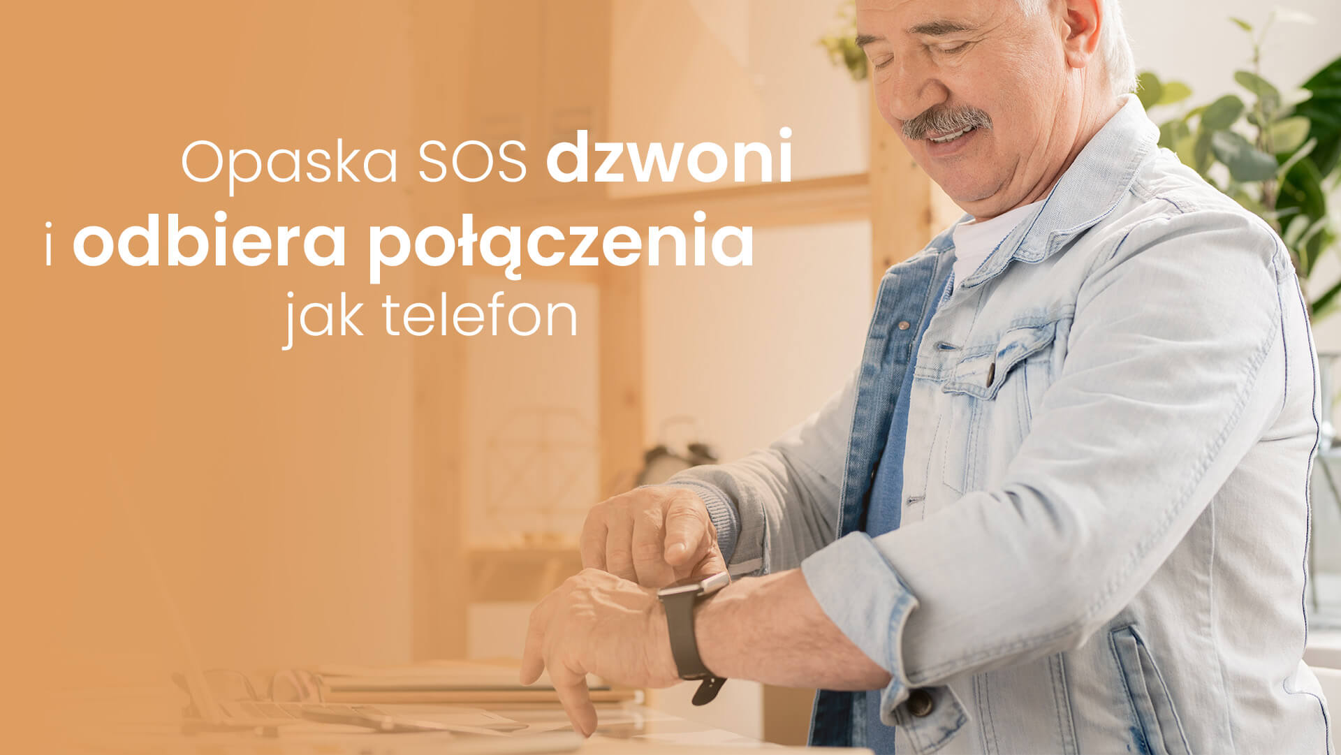 Starszy mężczyzna korzystający z opaski SOS na swoim nadgarstku