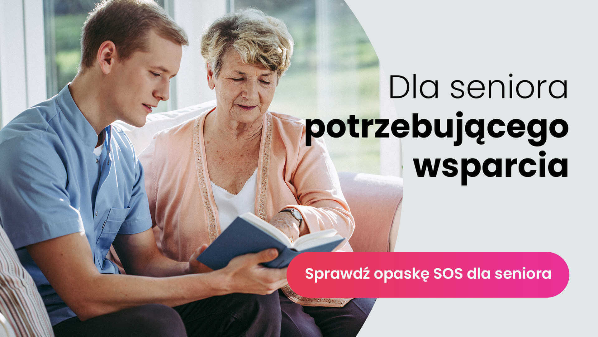 Wnuczek czytający książkę swojej babci siedzącej obok niego na kanapie
