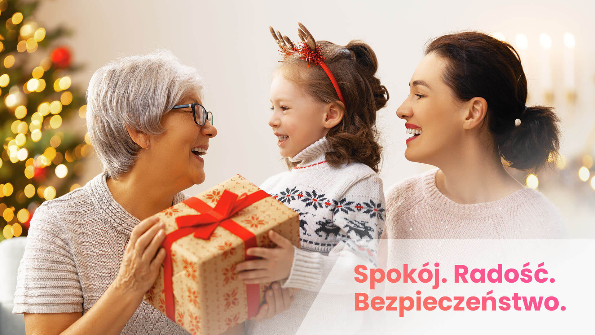 Wnuczka i jej mama dające babci prezent z okazji świąt