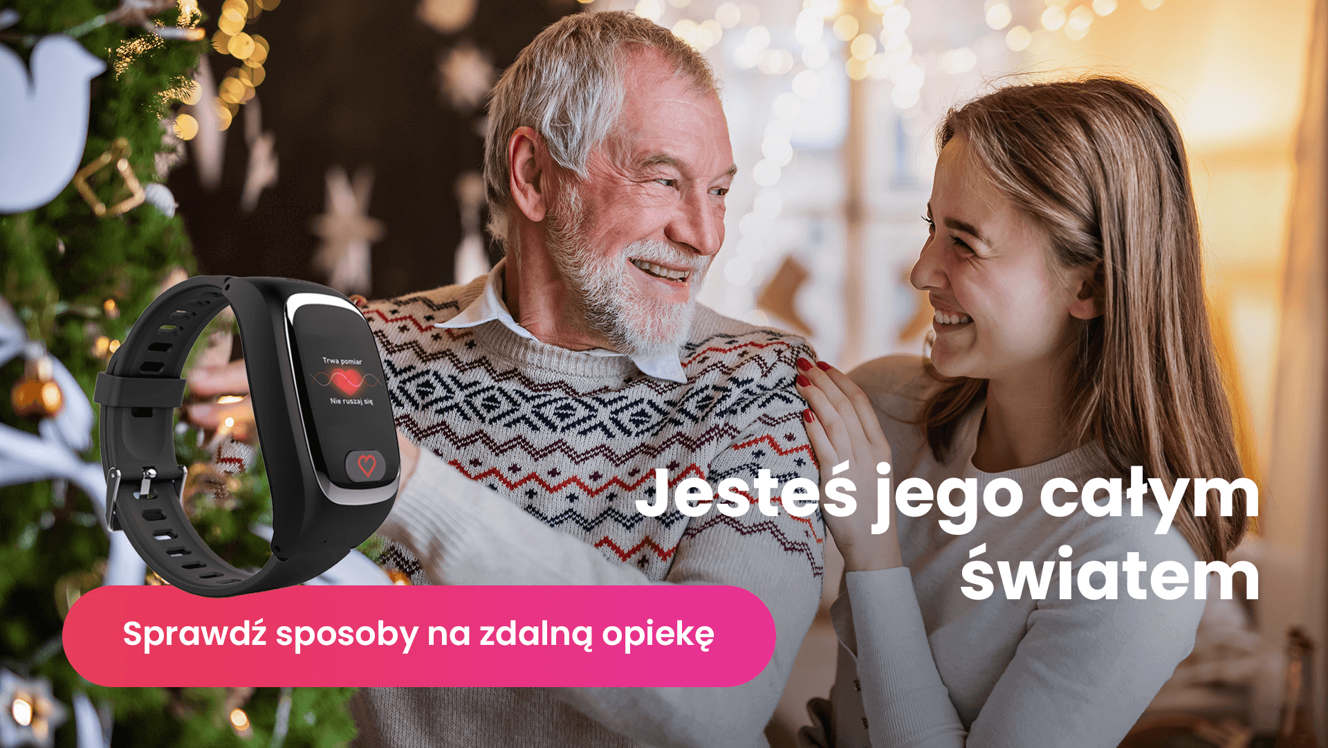 Dorosła wnuczka wręczająca prezent swojemu dziadkowi przy choince
