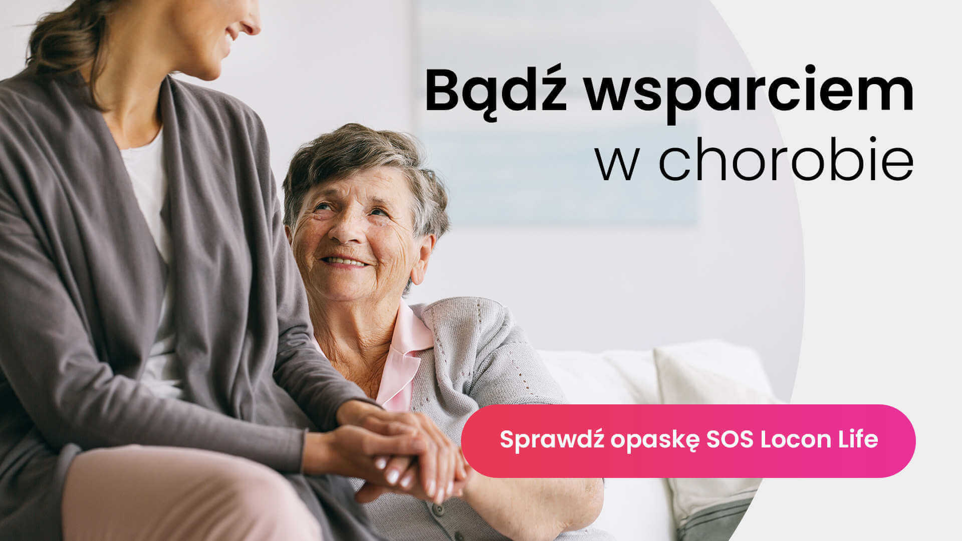 Starsza kobieta o siwych włosach siedząca na sofie, przytulająca się do swojej wnuczki ubranej w szary sweter