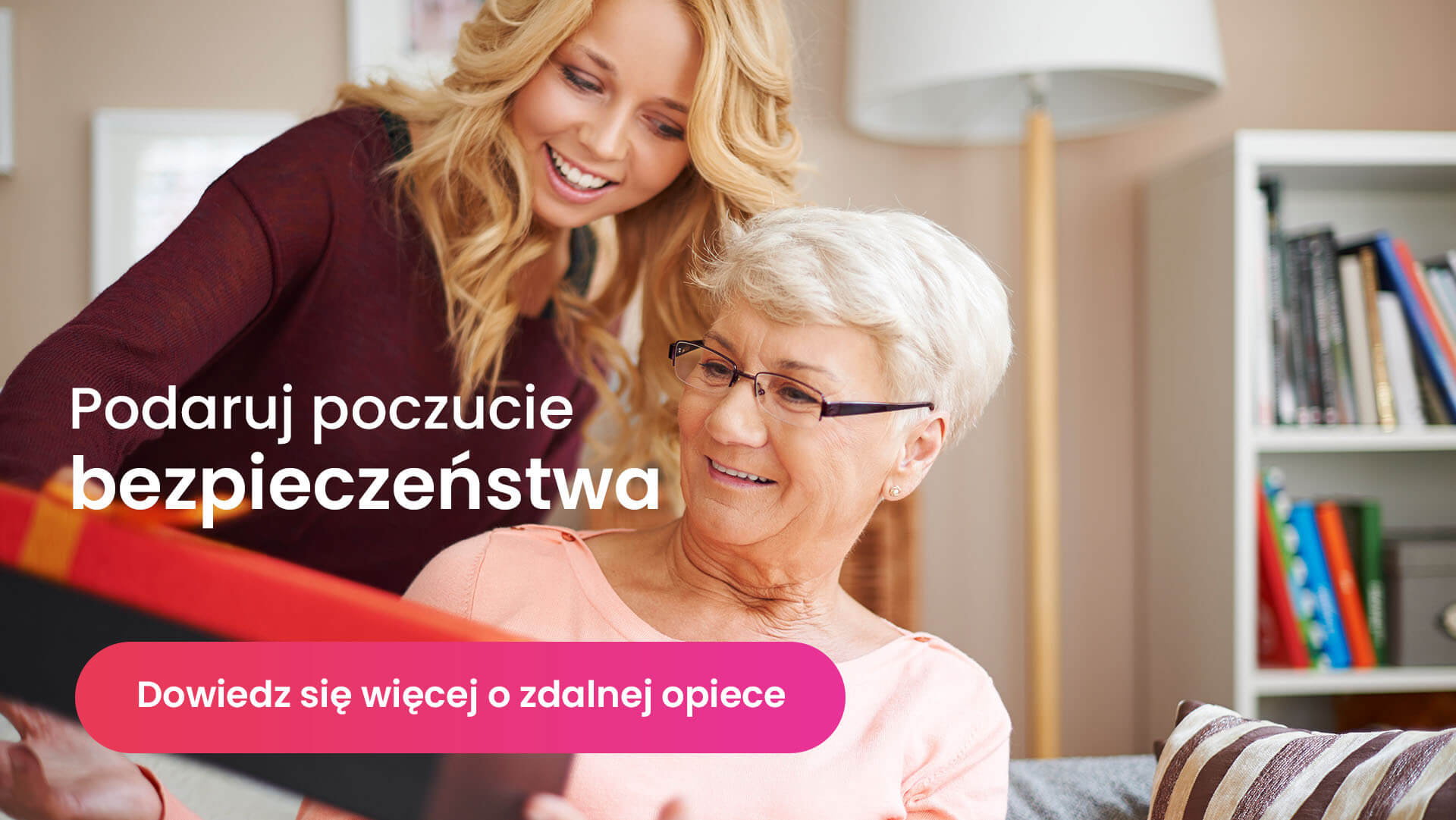 Młoda dziewczyna w blond włosach przytulająca swoją babcię i wręczająca jej prezent z okazji Dnia Babci