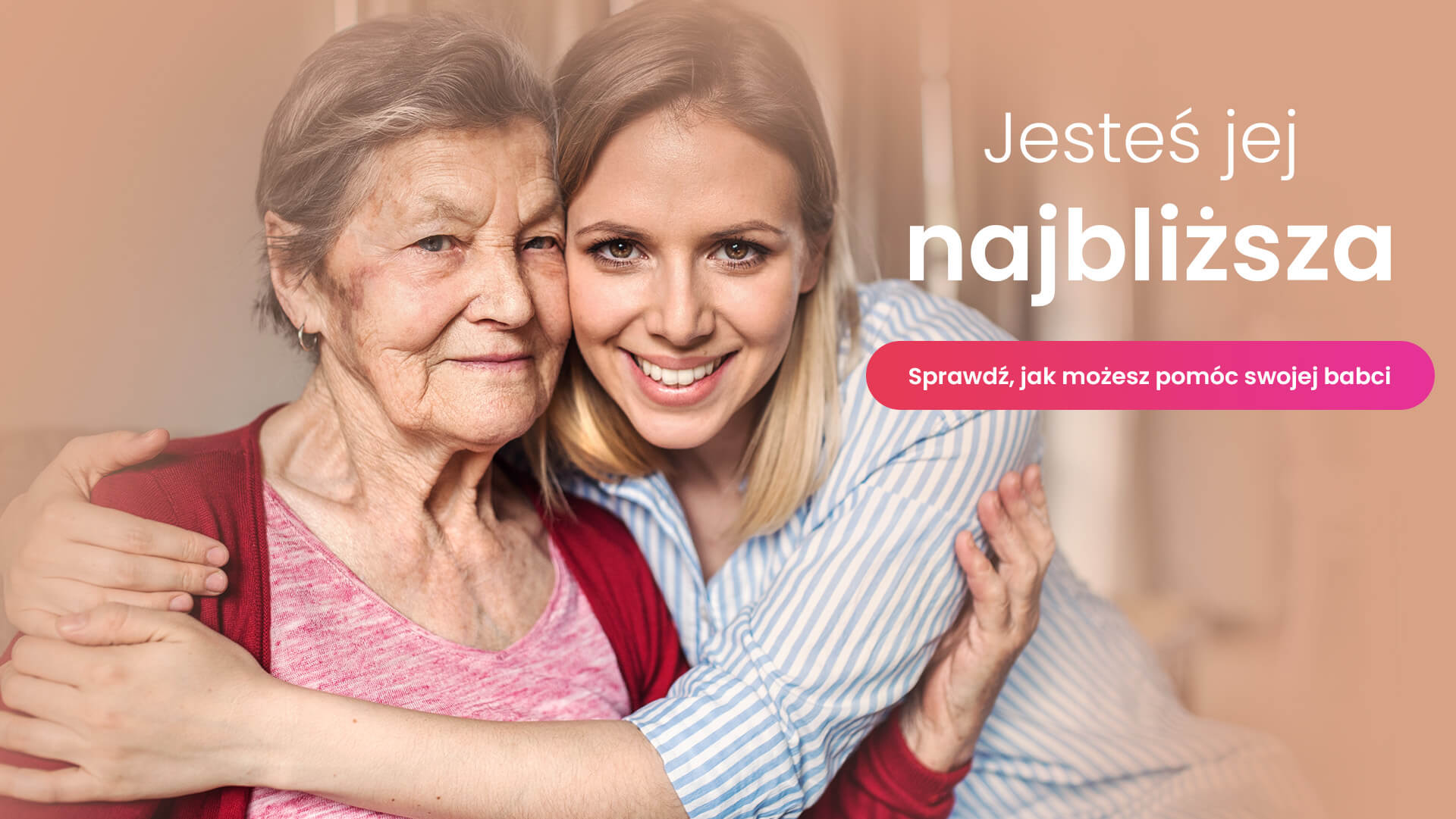 Młoda kobieta przytulająca swoją babcię, która nosi opaskę SOS na nadgarstku