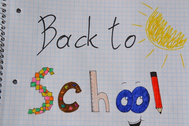 Napis back to school w zeszycie