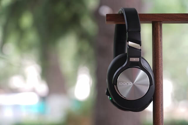 Słuchawki bluetooth wiszące na trzepaku