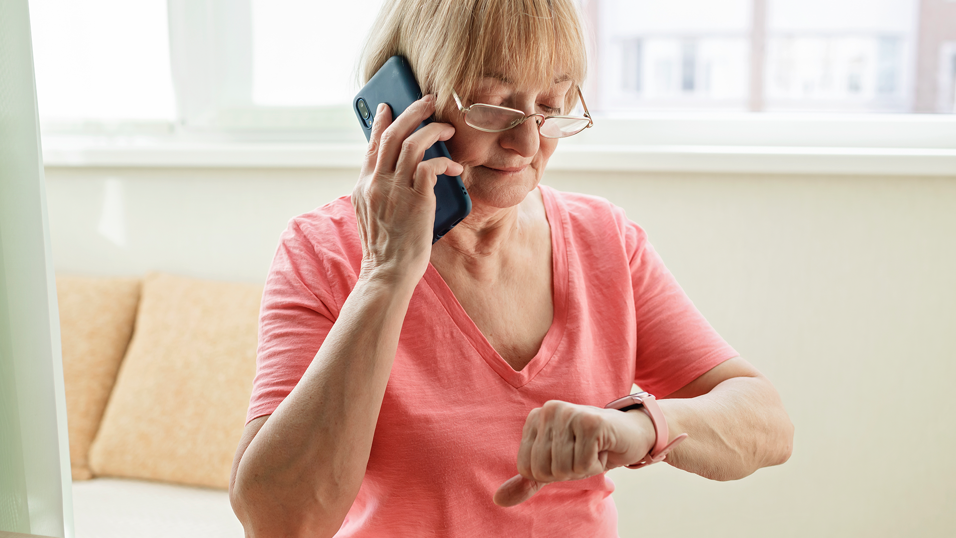 Telefon dla seniora na rękę – czyli szybki kontakt w każdej chwili