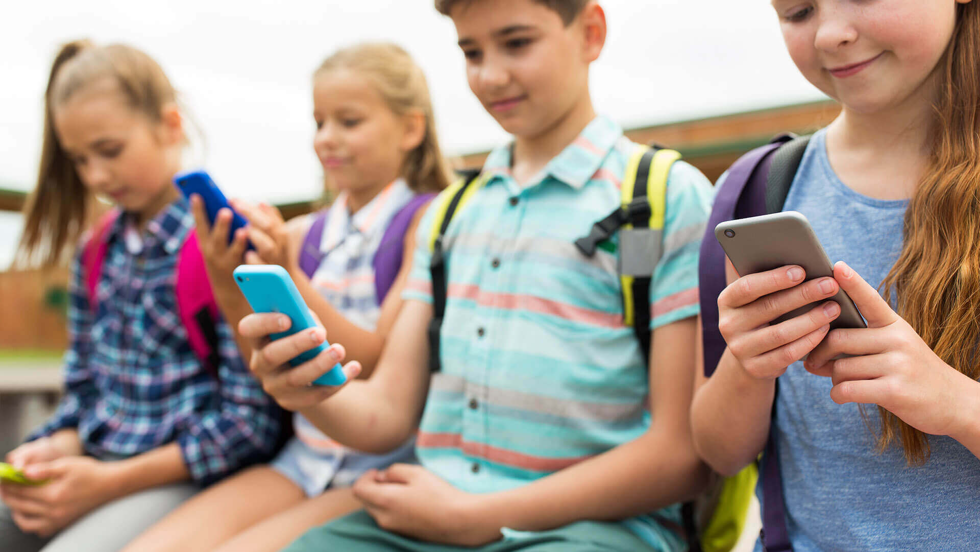 Telefony komórkowe i smartwatche – jak dyskretnie kontrolować dziecko?